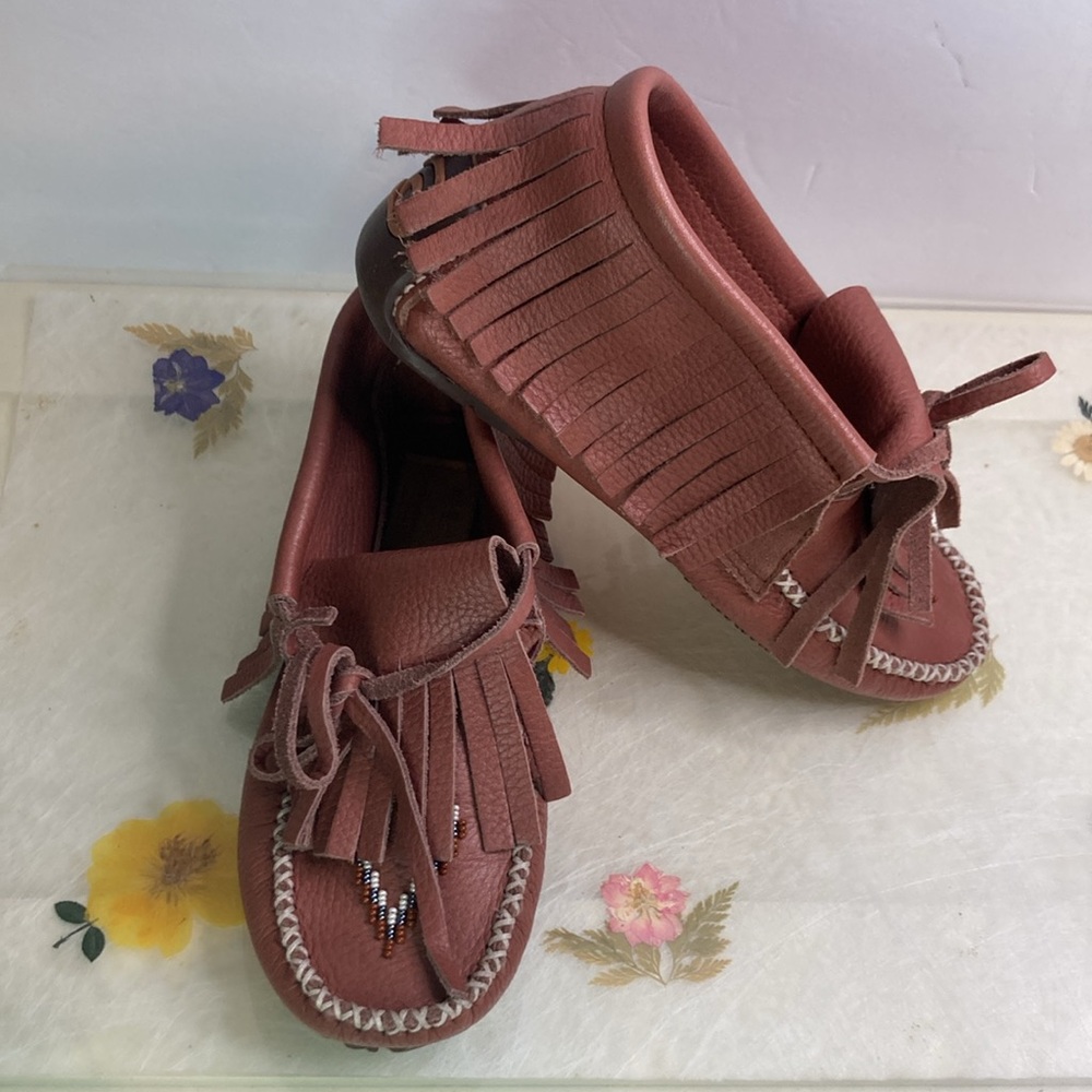 Manitobah paddle moccasin with beads vibram sole size 5 - Picture 8 of 8